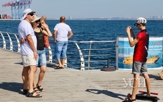 Летнее море осенью: одесситы вышли на пляж (фоторепортаж) «фото»