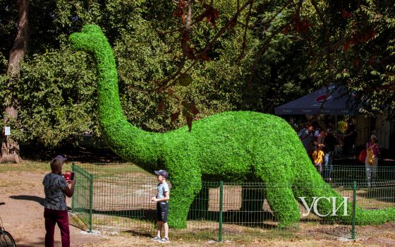 С четырехметровым динозавром: Одесский зоопарк отметил день рождения (фото) «фото»