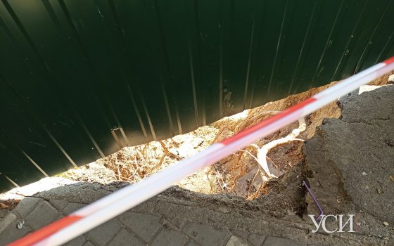 В районе Аркадии обвалился склон: рядом находится скандальная стройка (фото, видео) «фото»