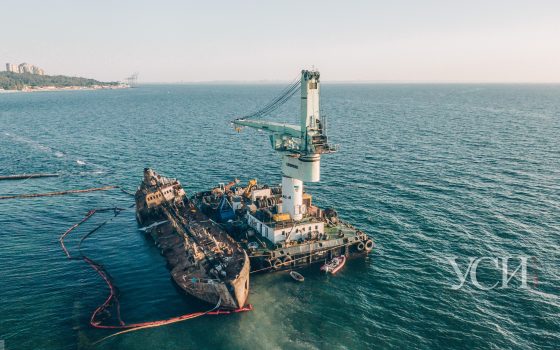 Танкер Delfi на последнем этапе перед эвакуацией с одесского пляжа (фоторепортаж) «фото»