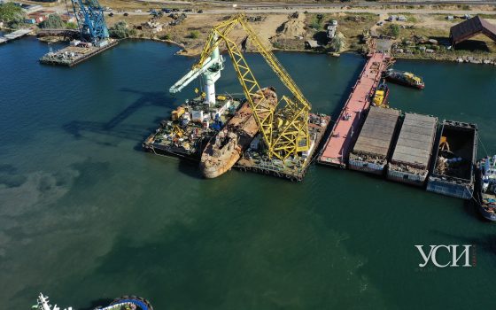 Delfi уже в Черноморске: танкер готовятся поднять на сушу (фото) «фото»