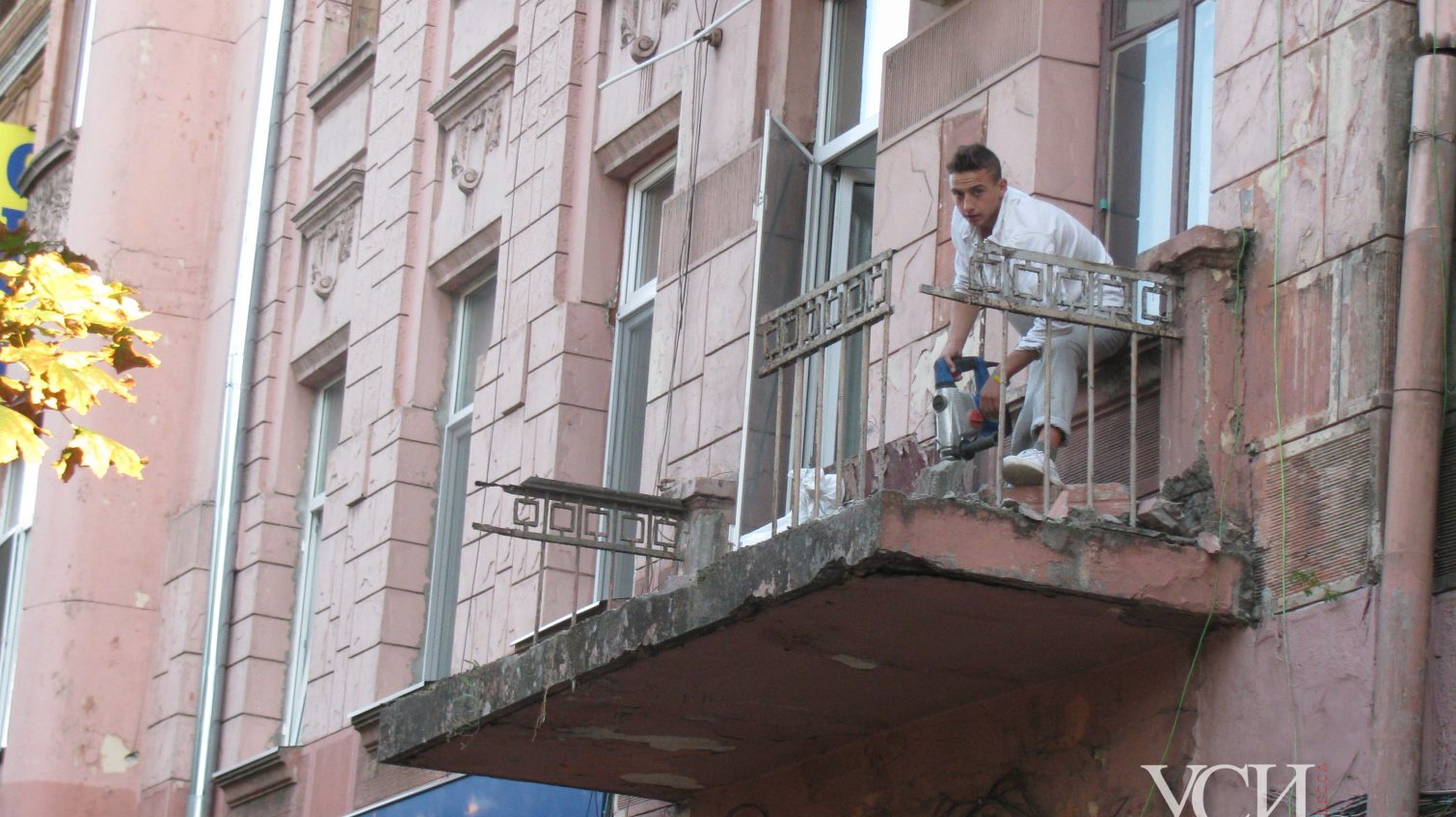 В центре Одессы с балкона памятника архитектуры срезают историческую ограду (фото) «фото»