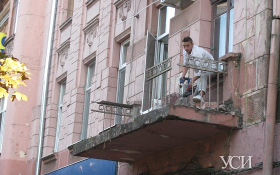 В центре Одессы с балкона памятника архитектуры срезают историческую ограду (фото) «фото»