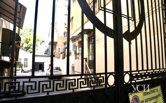 Ни проехать, ни пройти: в Одессе компьютерная академия закрыла проход к жилой квартире (фото, видео) «фото»