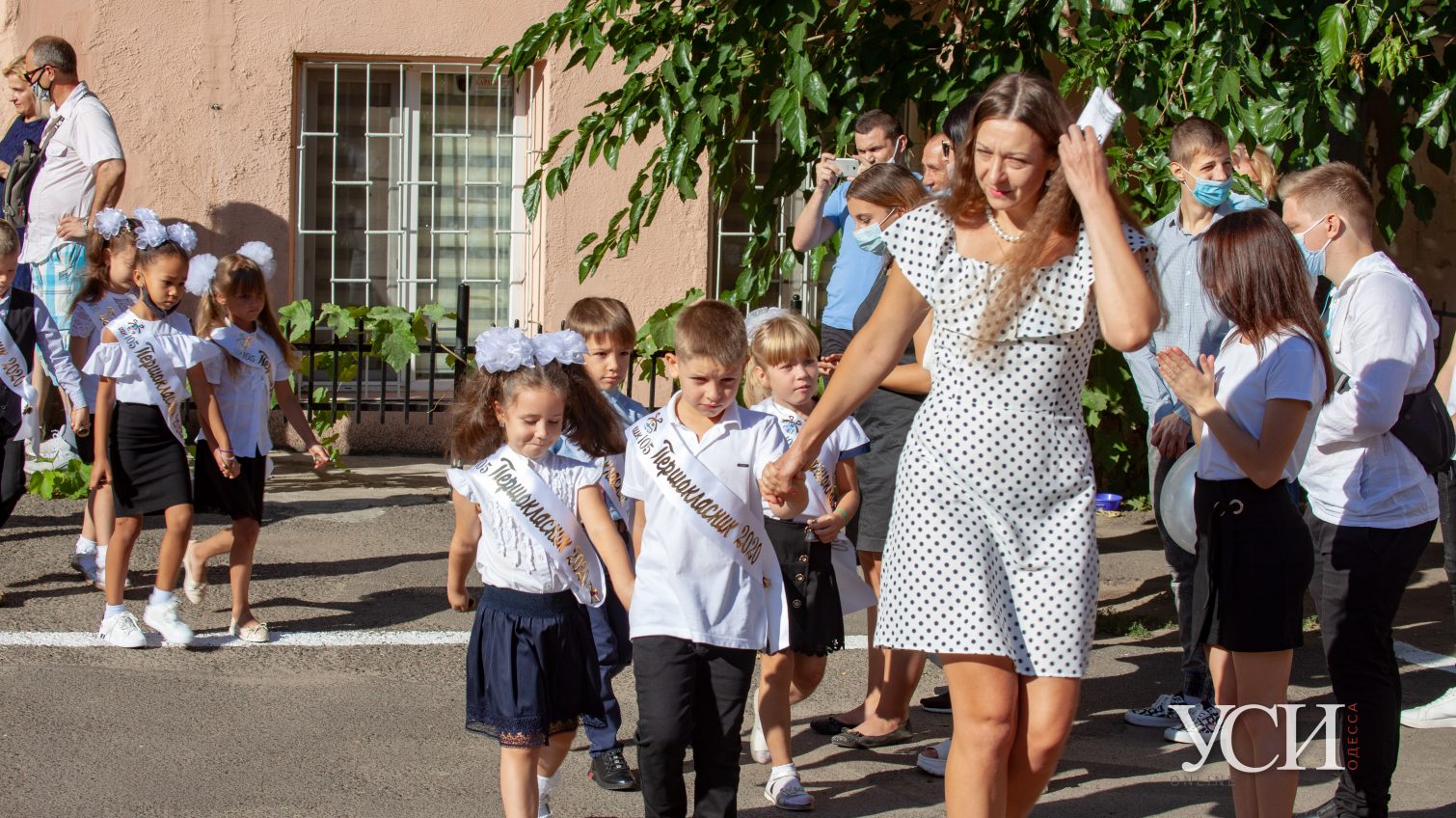 В масках и с цветами: одесские первоклассники перешагнули порог школы (фоторепортаж) «фото»