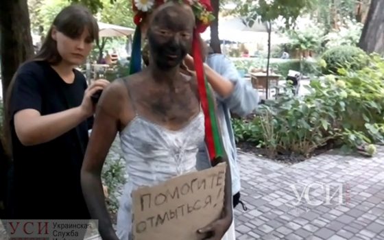 Во дворе Музея современного искусства Одессы показали откровенные перформансы (видео) «фото»
