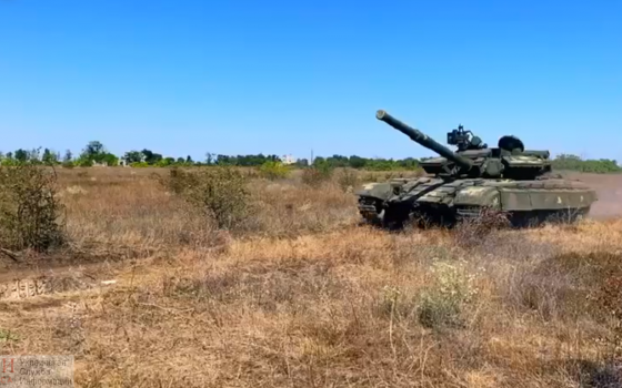 “Обкатка танками”: первокурсники Военной академии прошли психологическое испытание на полигоне (видео) «фото»