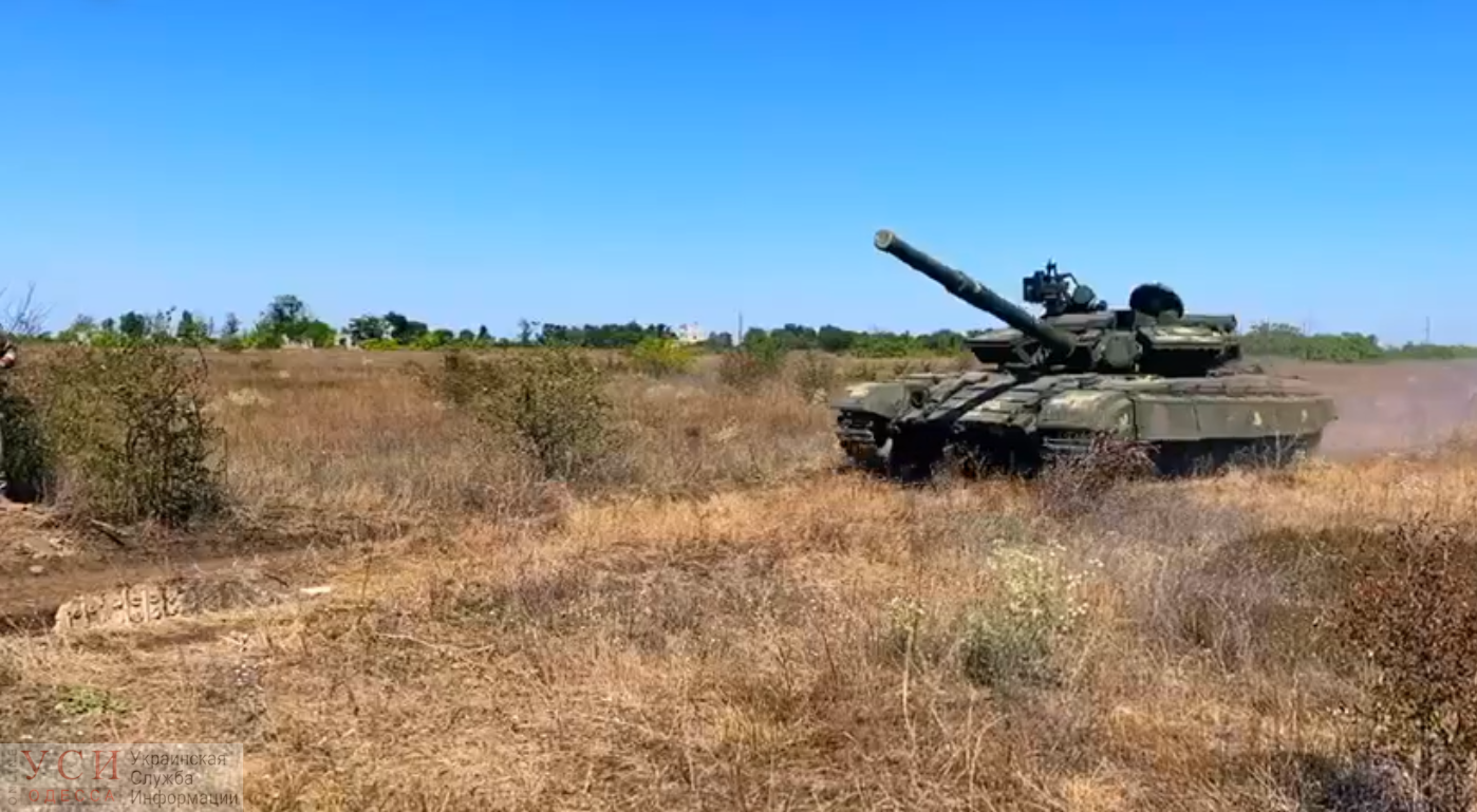 “Обкатка танками”: первокурсники Военной академии прошли психологическое испытание на полигоне (видео) «фото»