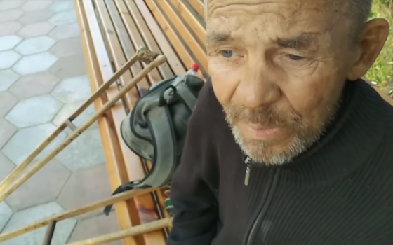 Оставили на лавочке: в Еврейскую больницу не принимают больного (видео) «фото»