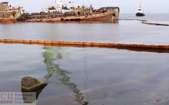 На пляже возле судна Delfi – очередной большой разлив нефтепродуктов (видео) «фото»