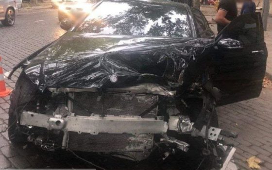 Мокрая дорога: на Пушкинской авто протаранило припаркованную машину и врезалось в дерево «фото»