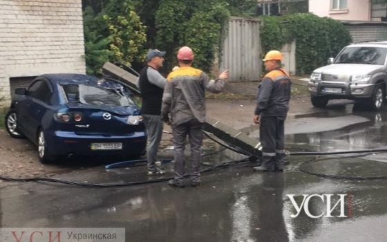 На Транспортной из-за непогоды столб рухнул на автомобиль: движение перекрыто (фото) «фото»