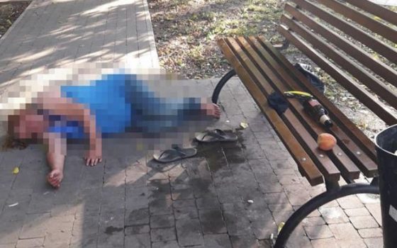 Пока пьяная одесситка спала под лавкой, ее сын сидел рядом грязный и голодный (фото) «фото»