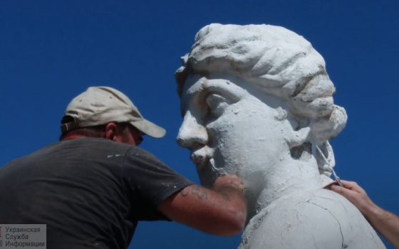 Год спустя: в Одессе “делают косметику” скульптуре “День и ночь” над входом в горсовет (фото, видео) «фото»