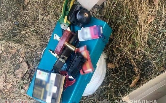 В Беляевке супружеская пара в карманах выносила стройматериалы «фото»