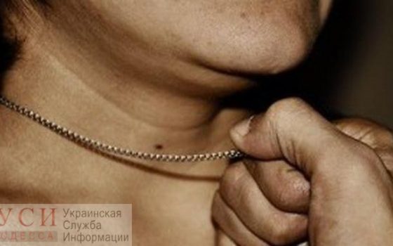 На Кузнечной мужчина сорвал цепочку с бабушки, которая провела внука в школу «фото»