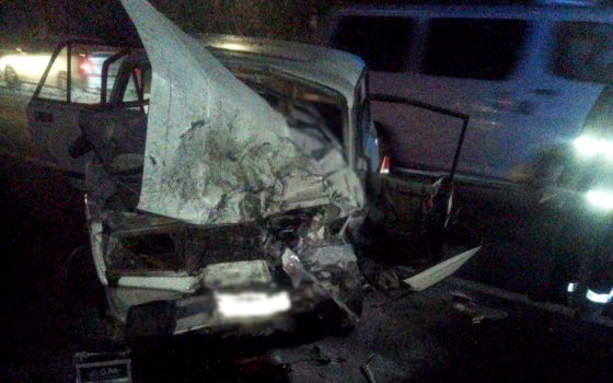 В Одесской области легковушка влетела в дерево на обочине: трое пострадавших «фото»