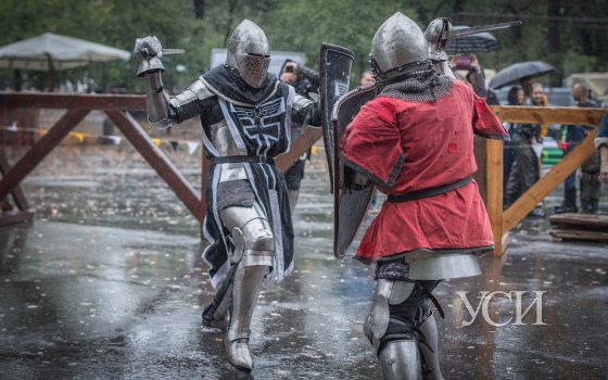 С мечами и в латах: в Одессе прошел фестиваль средневековой культуры “Пороховая Башня” (фоторепортаж) «фото»