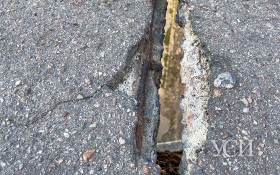 Строгановский мост: сквозь пешеходную дорожку самого высокого путепровода Одессы видна земля (фото) «фото»