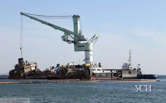 Эпопея Delfi: танкер очищают от мусора и воды, но буксировать пока не начали (фото) «фото»