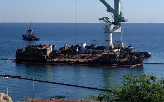 С Delfi снимают металлические конструкции и очищают его от мусора «фото»