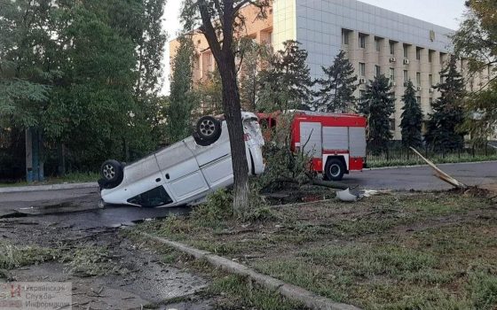 Возле Суворовского суда перевернулся автомобиль: пострадал мужчина «фото»