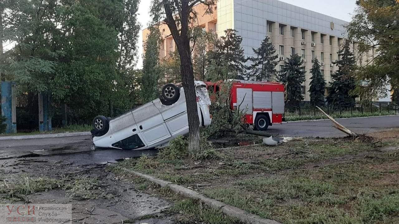 Возле Суворовского суда перевернулся автомобиль: пострадал мужчина «фото»