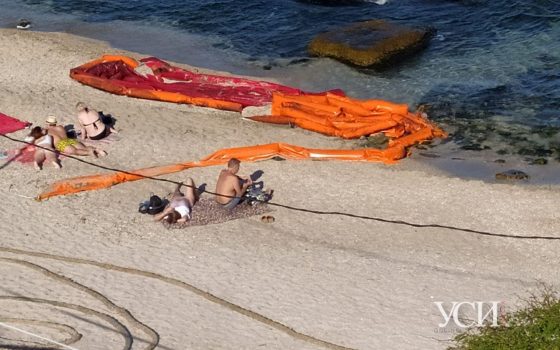 “Нефтяная терапия”: грязные боны, ограждавшие Delfi, оставили на пляже (фото) «фото»