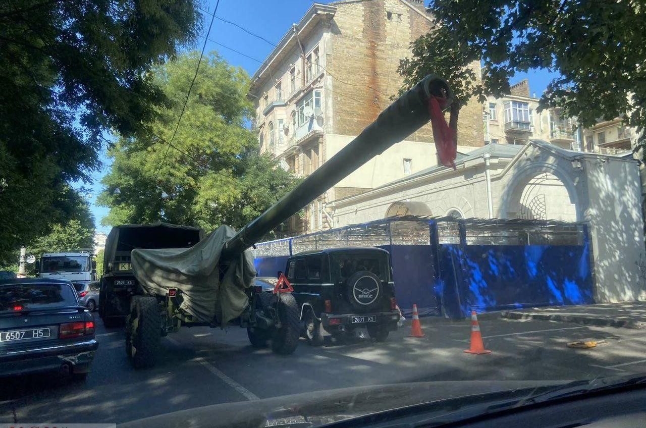В центре Одессы грузовик с пушкой на буксире попал в аварию «фото»