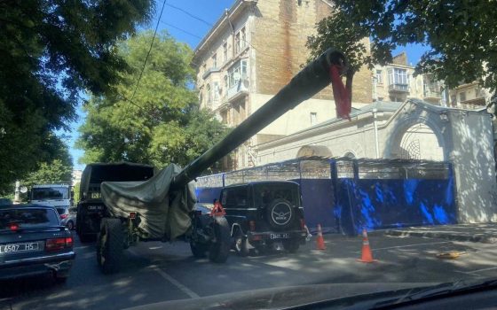 В центре Одессы грузовик с пушкой на буксире попал в аварию «фото»