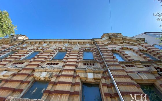 Дом на Кузнечной, 57 – баня Исаковича в Одессе: трещины на фасаде угрожают падением части декора (фоторепортаж) «фото»
