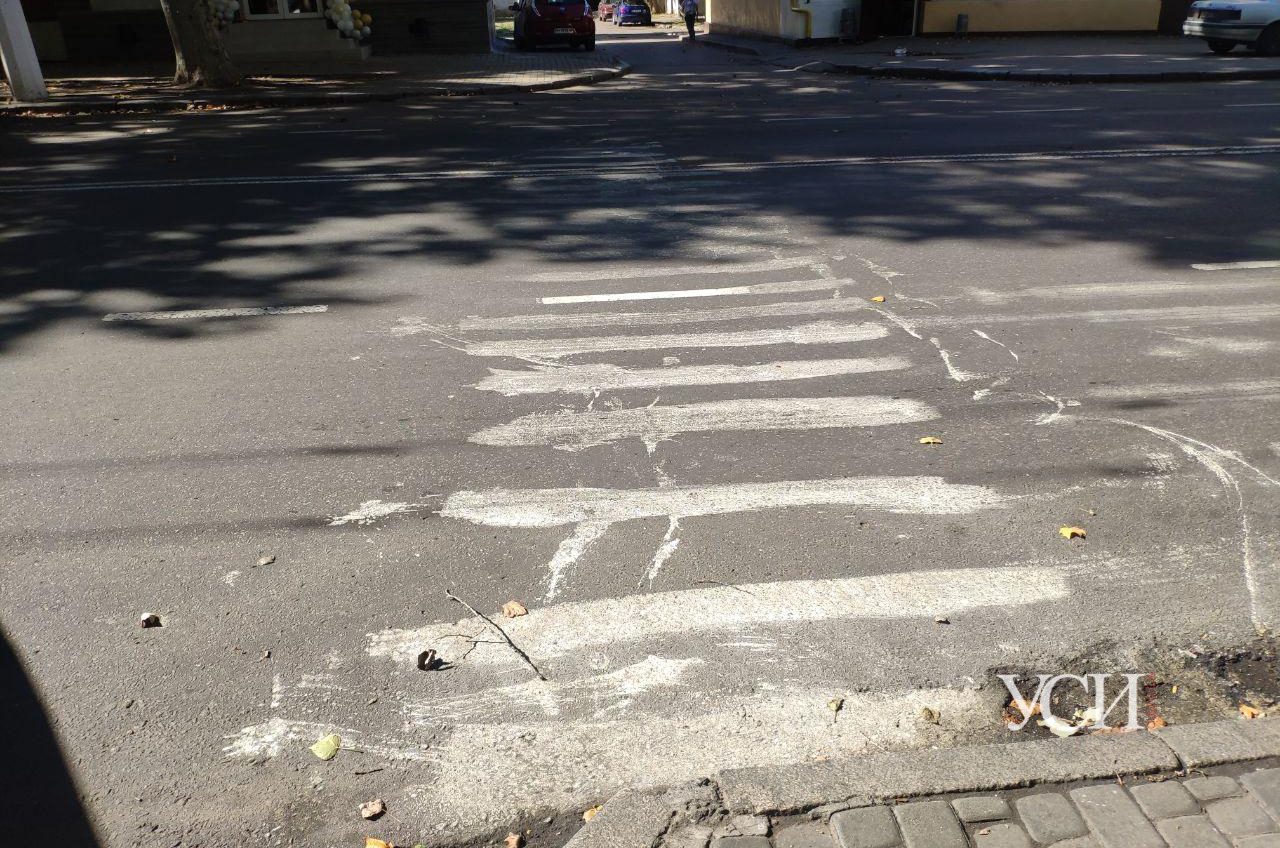 Сам себе СМЭП: на Сегедской неизвестный мужчина нарисовал пешеходный переход (фото, видео) «фото»