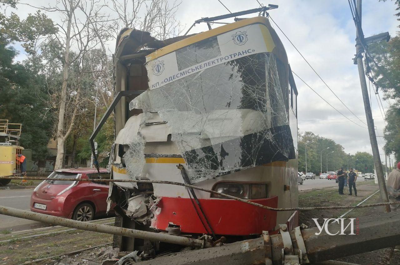 На Фонтане трамвай протаранил бетонный столб: вагоны стоят (фото) ОБНОВЛЕНО «фото»