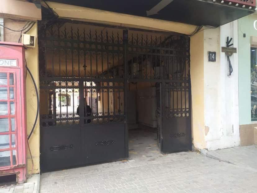 Аутентичные ворота на Екатерининской отреставрировали: рядом нашли уникальные лавовые плиты (фото) «фото»