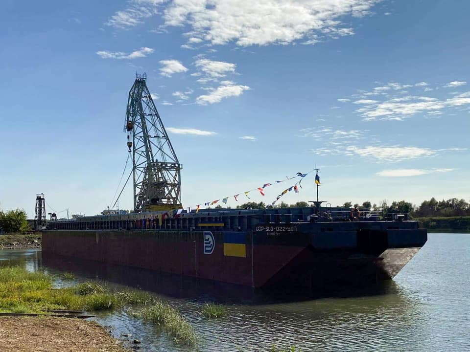 В Одесской области  спустили на воду новую баржу «фото»