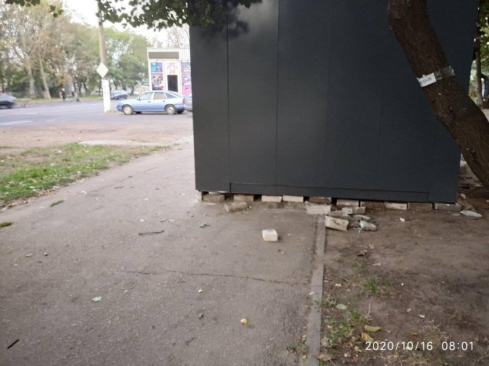 На поселке Котовского хлебную будку установили прямо на тротуаре: фундаментом послужили разбросанные кирпичи «фото»