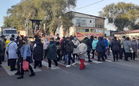 Жители Татарбунар перекрыли трассу Одесса-Рени из-за красной зоны карантина (фото) usionline.com Жители Татарбунар перекрыли трассу Одесса-Рени из-за красной зоны карантина (фото) «фото»