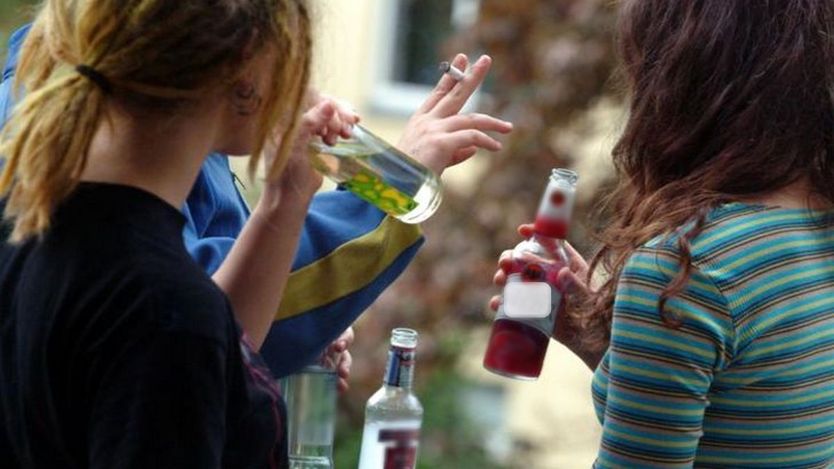 Пили возле школы вино: в Измаиле оштрафовали родителей двух девочек-подростков «фото»