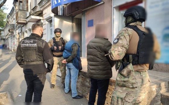 В Одессе задержали мошенников: они хотели украсть здание у налоговой (фото) usionline.com В Одессе задержали мошенников: они хотели украсть здание у налоговой (фото) «фото»