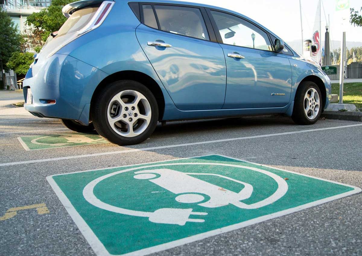 Владельцам электромобилей будут выдавать зеленые номера и предоставлять отдельные парковочные места «фото»