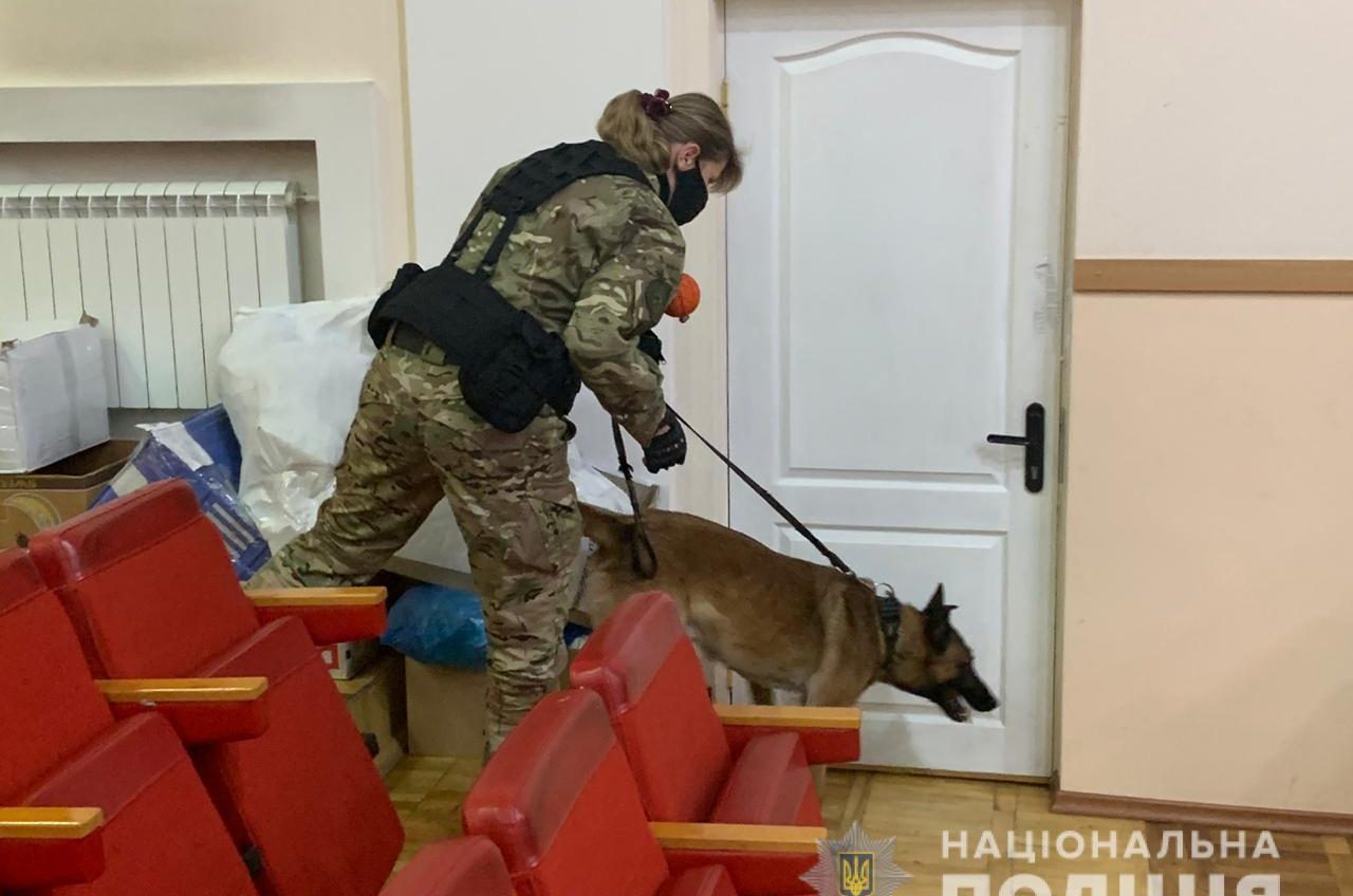 Ищут бомбу: в Суворовской РА заблокирована работа избирательной комиссии (фото) «фото»