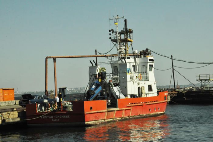 Судоверфь Одесского порта спустила на воду после ремонта баржу, гидрографическое судно и лоцманский катер (фото) «фото»