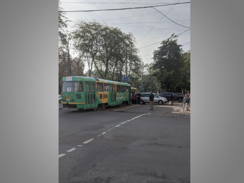Ни проехать, ни пройти: на Леонтовича авто заблокировало движение трамваев «фото»