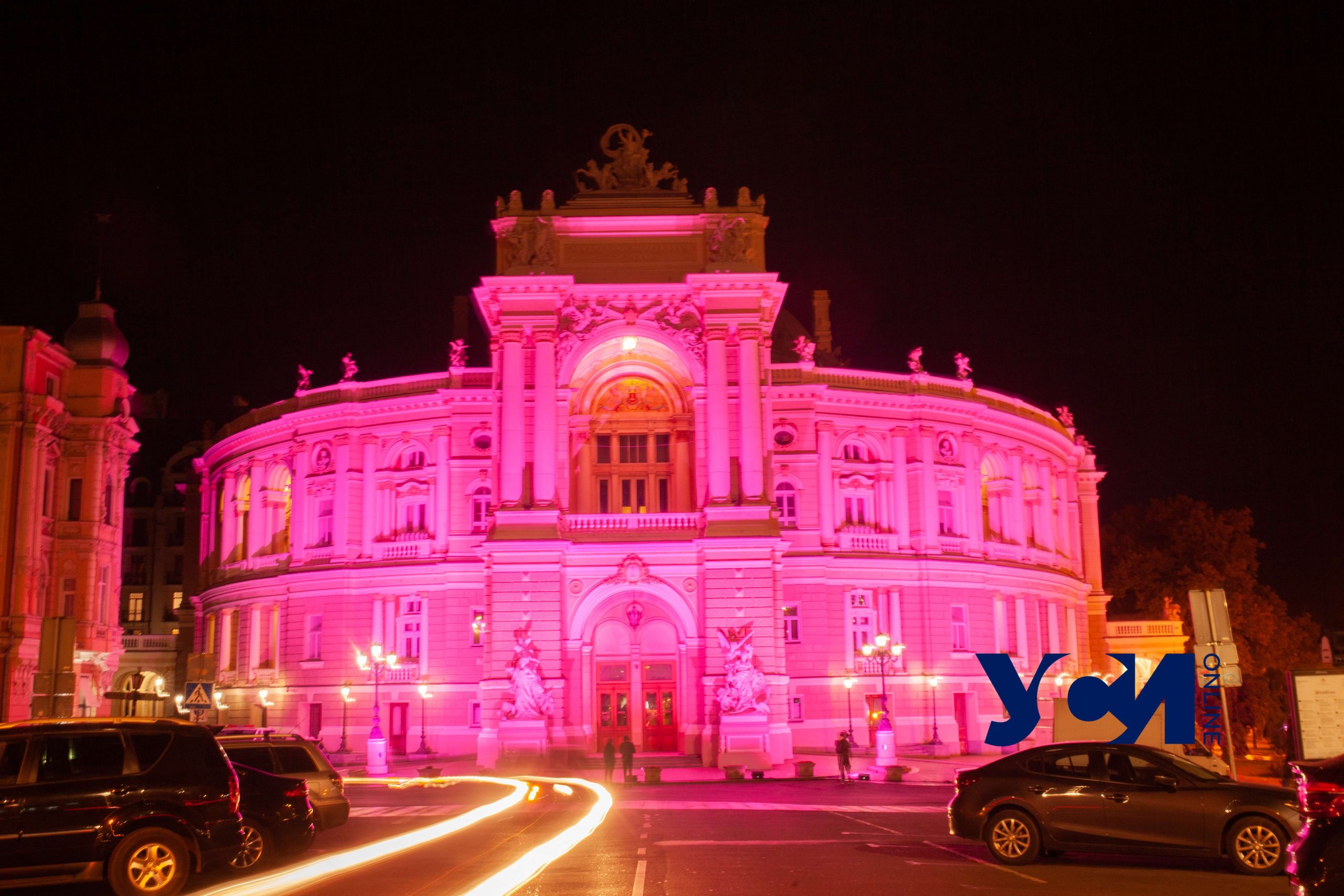 Одесский Оперный стал ярко-розовым в честь Дня борьбы с раком молочной железы (фото) «фото»