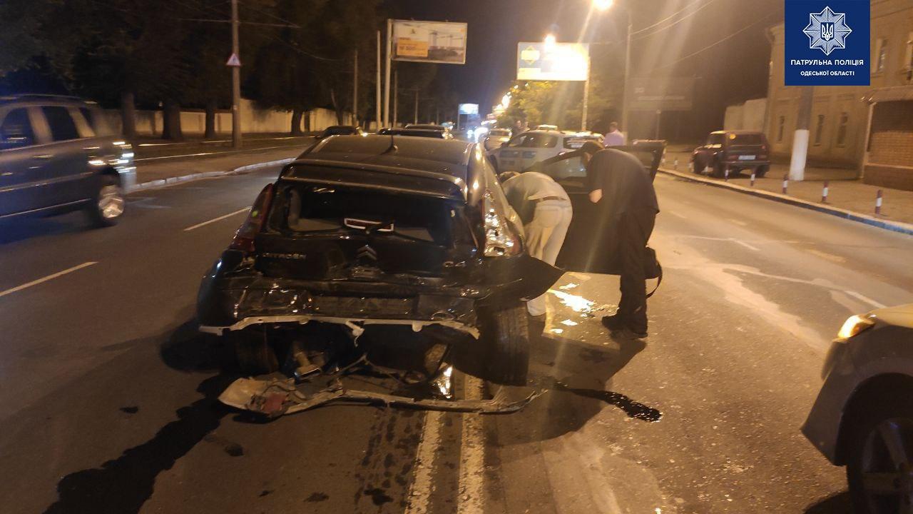 Ночью на Люстдрофской дороге столкнулись три машины, есть пострадавшие (фото) «фото»
