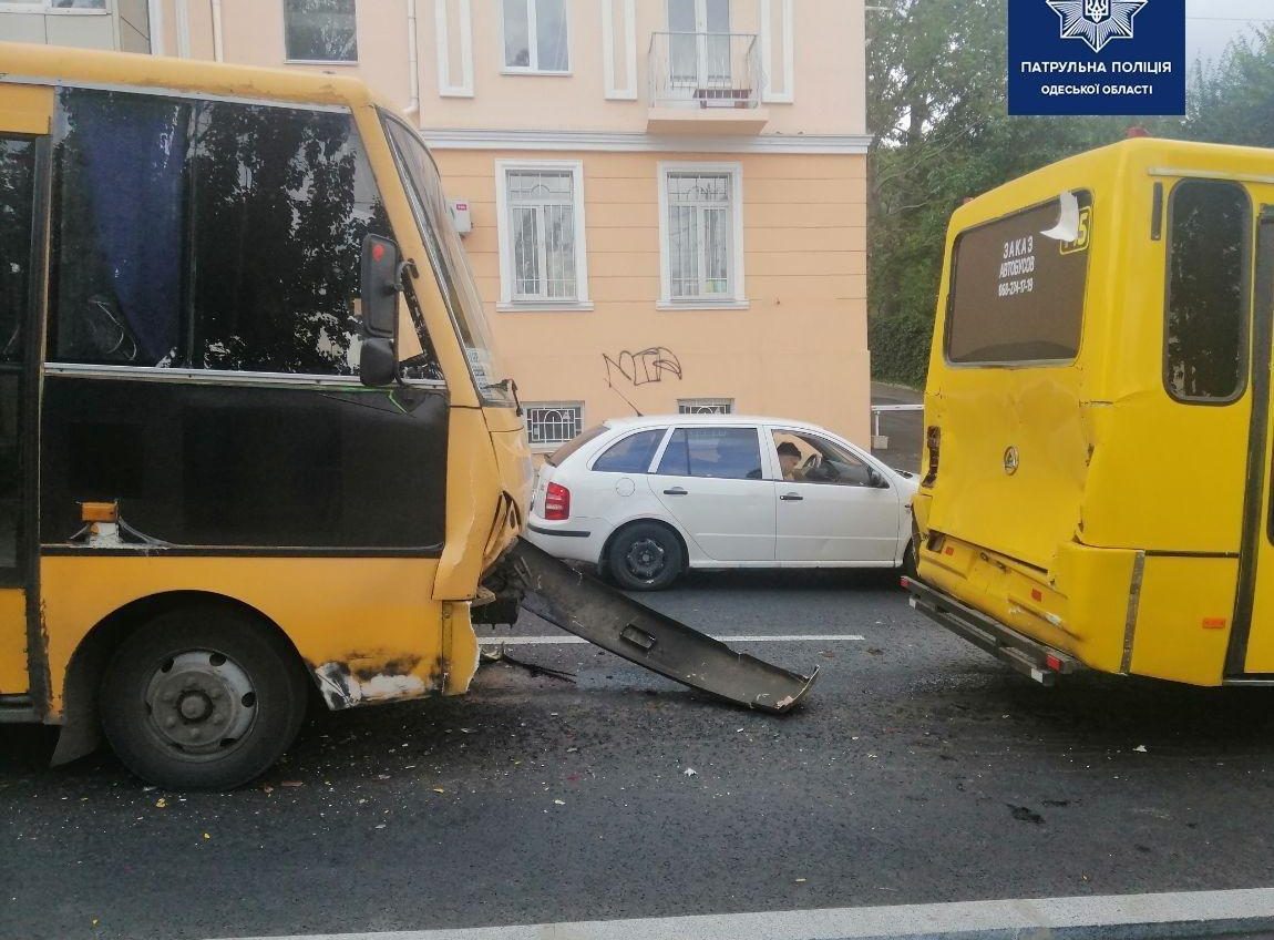 На спуске Маринеско столкнулись две маршрутки и легковушка: 5 человек в больнице (фото) «фото»