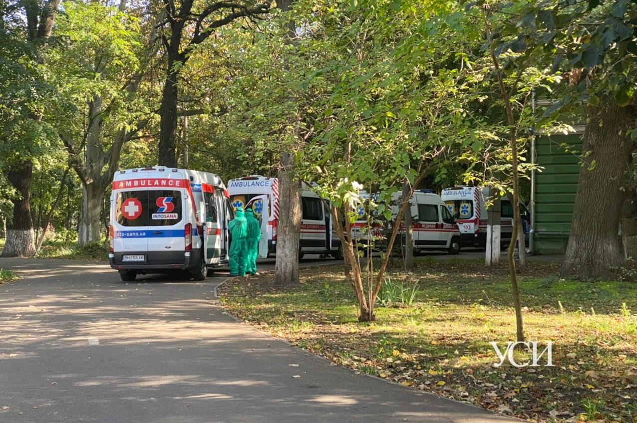 Больницы переполнены: в Одессе отказываются принимать больных с подозрением на COVID-19 (фото, видео) «фото»