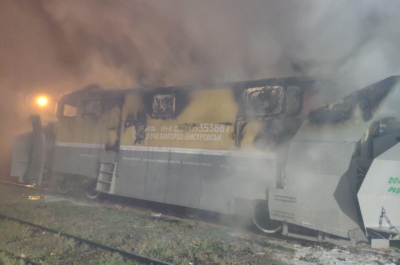 В Белгороде-Днестровском ночью горела снегоуборочная машина (фото) «фото»