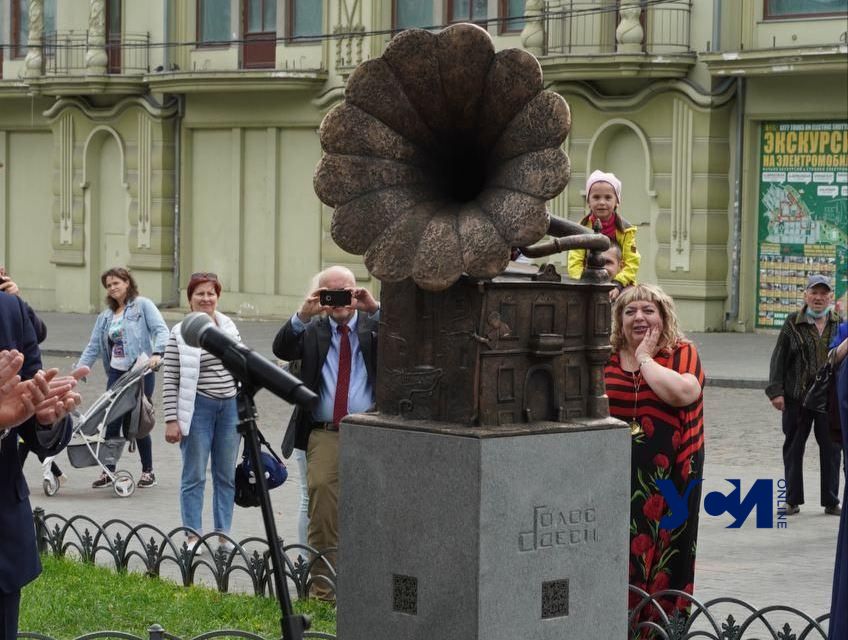«Голос Одессы»: на Дерибасовской открыли скульптуру – граммофон с QR-кодом (фоторепортаж) «фото»