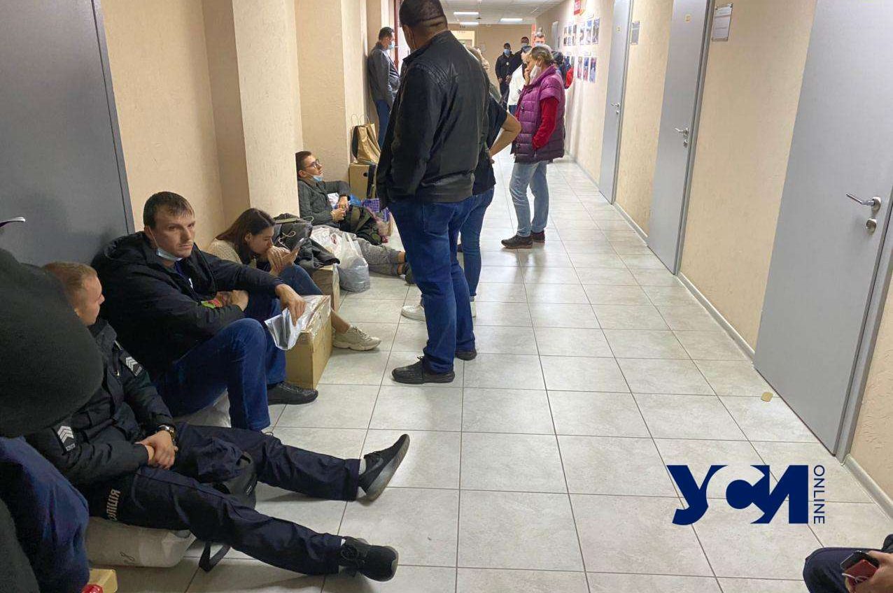 Подсчет голосов затягивается: под Одесской горТИК очереди 📷 «фото»